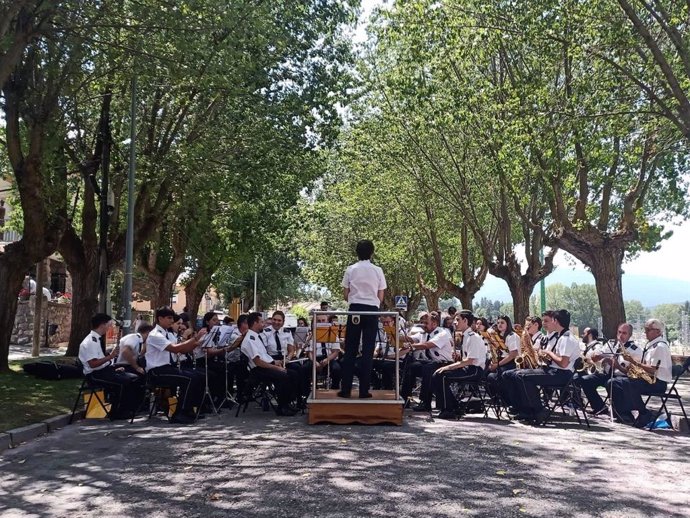 Actuación de una banda de música en El Espinar.