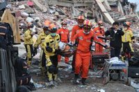 Rescatadas con vida tres personas en Mandalay tres días después del terremoto en Birmania