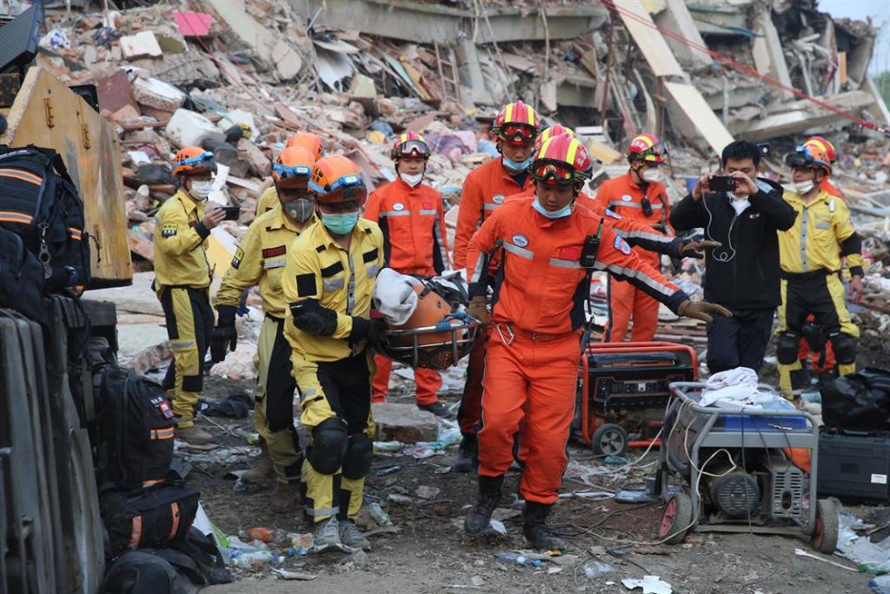 Miembros del equipo de búsqueda y rescate enviado por China a Mandalay para ayudar en las tareas de emergencia tras el terremoto de magnitud 7,7 en la escala abierta de Richter registrado el 28 de marzo de 2025 en Birmania