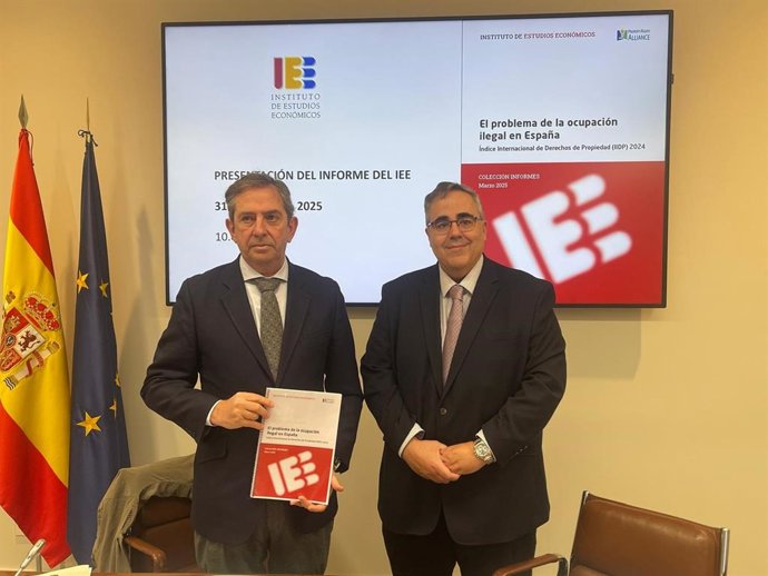 (I-D): El Presidente Del Instituto De Estudios Económicos, Íñigo Fernández De Mesa, Y Su Director General, Gregorio Izquierdo.