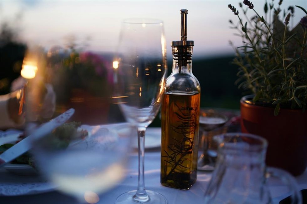 Aceite de oliva para impresionar al anfitrión en una cena
