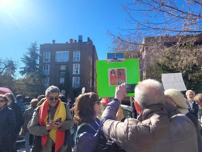 Manifestantes a las puertas de la CEE.