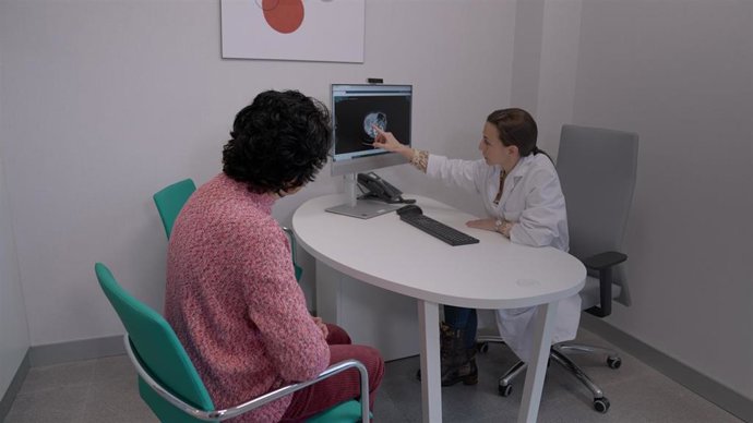 La paciente María Inmaculada Portugués y la doctora Marta Gutiérrez.