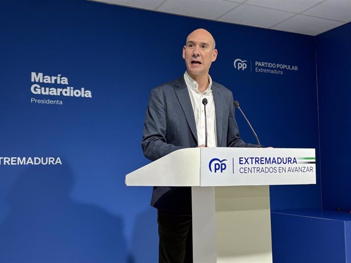 El portavoz del PP de Extremadura, José Ángel Sánchez Juliá, en rueda de prensa