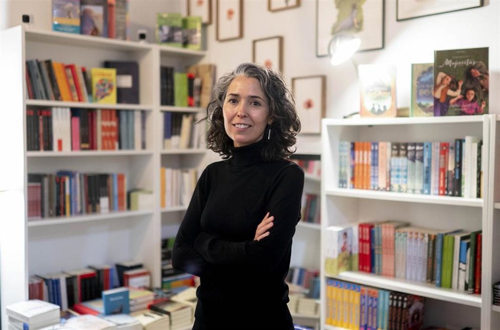 Archivo - La escritora Edurne Portela durante una entrevista por su nueva novela Maddi y las fronteras, en la Librería Amapolas en octubre'