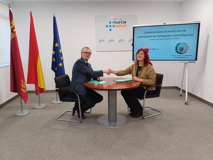 El convenio firmado esta mañana en Murcia por el consejero de Salud, Juan José Pedreño, y la presidenta del Colegio de Enfermería de la Región, Amelia Corominas, tiene por objeto el desarrollo de actividades de formación e investigación.