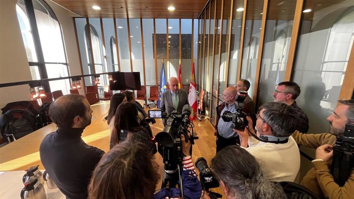 Concepción atiende a los medios en Burgos.