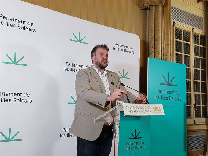 El portavoz de MÉS per Mallorca en el Parlament, Lluís Apesteguia, en rueda de prensa
