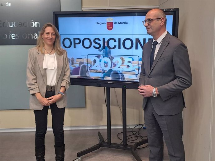 El consejero de Educación y Formación Profesional, Víctor Marín, presenta las oposiciones a Secundaria que se celebrarán en el día 21 de junio.