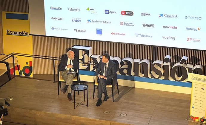 El conseller delegat de CriteriaCaixa, Ángel Simón, i el periodista Salvador Arancibia