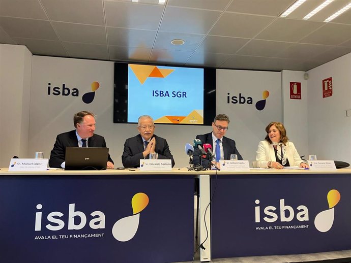 El conseller de Economía, Hacienda e Innovación, Antoni Costa (2d), este lunes en la rueda de prensa.