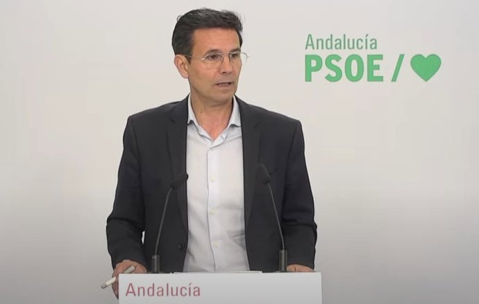 El portavoz del PSOE-A, Francisco Cuenca, en rueda de prensa.