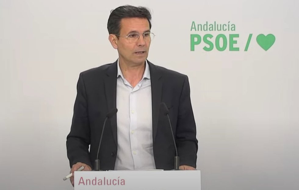 El portavoz del PSOE-A, Francisco Cuenca, en rueda de prensa.