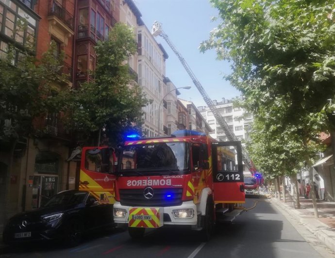 Archivo - Bomberos de Logroño intervienen en el incendio de la chimenea de un restaurante en Avenida de Portugal, en 2024