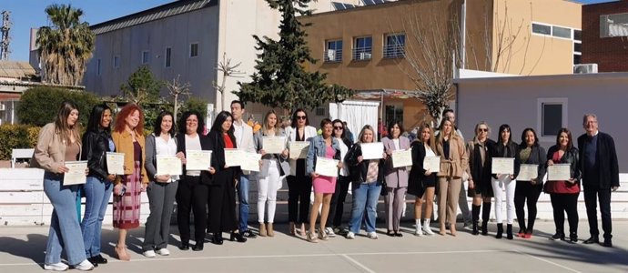 Las 20 personas formadas por el SEF muestran sus certificados de profesionalidad