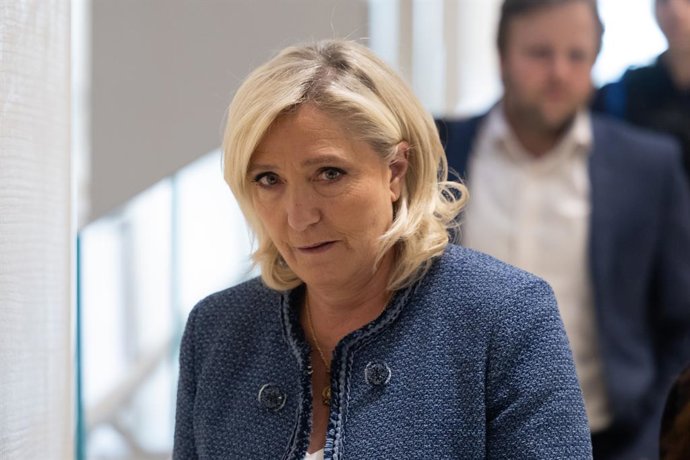 31 de maro de 2025, Paris, Frana, Frana: Marine Le Pen, presidente do grupo parlamentar do partido de extrema direita francs Rassemblement National (RN), chega ao tribunal de Paris para o veredicto de seu julgamento por suspeita de desvio de fundos 
