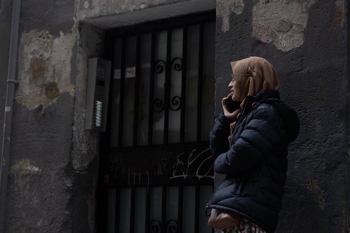 Una mujer con hiyab, a 12 de marzo de 2025, en Barcelona, Catalunya (España). 