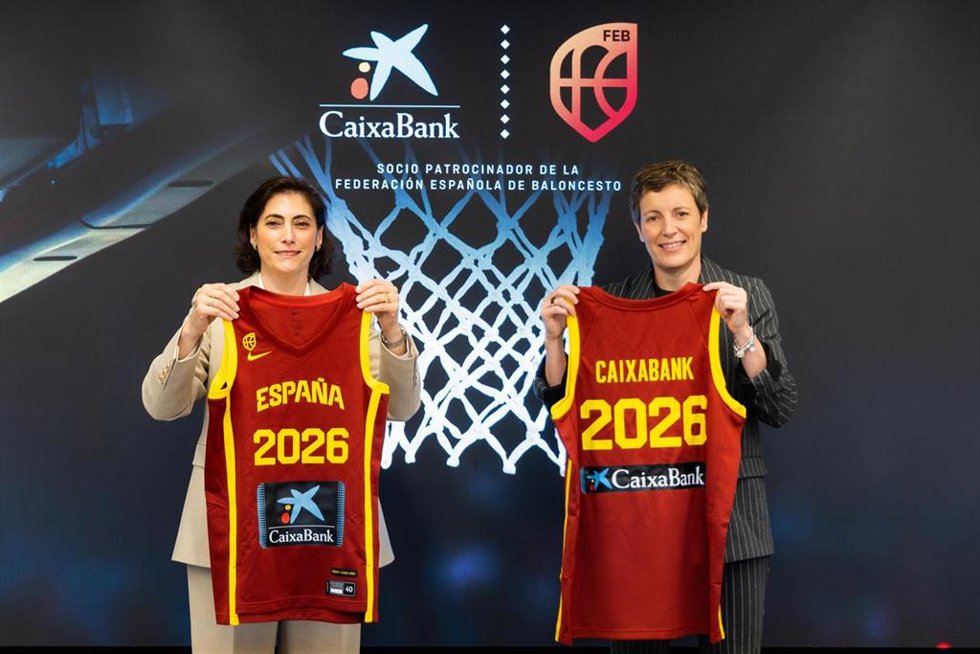Maria Luisa Martínez Gistau, directora de Comunicación y Relaciones Institucionales de CaixaBank, y Elisa Aguilar, presidenta de la FEB, firman el nuevo acuerdo hasta 2026 entre ambas entidades.