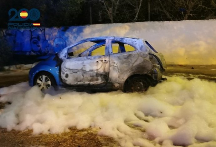 El vehículo, completamente calcinado.