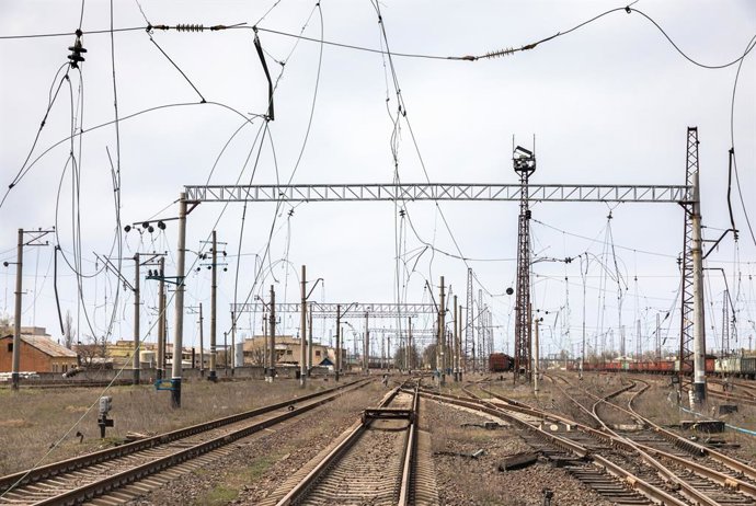 Archivo - Arquivo - 11 de abril de 2023, Lyman, Ucrânia: Linhas de energia quebradas em um entroncamento ferroviário devido ao bombardeio na cidade de Lyman.