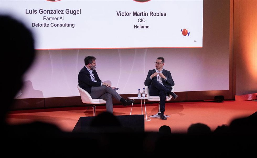 El director de Tecnología de Hefame, Víctor Martín, durante el evento Agentic Automation Summit Madrid organizado por UiPath, en una conversación con Luis González Gugel, Partner AI de Deloitte Consulting,
