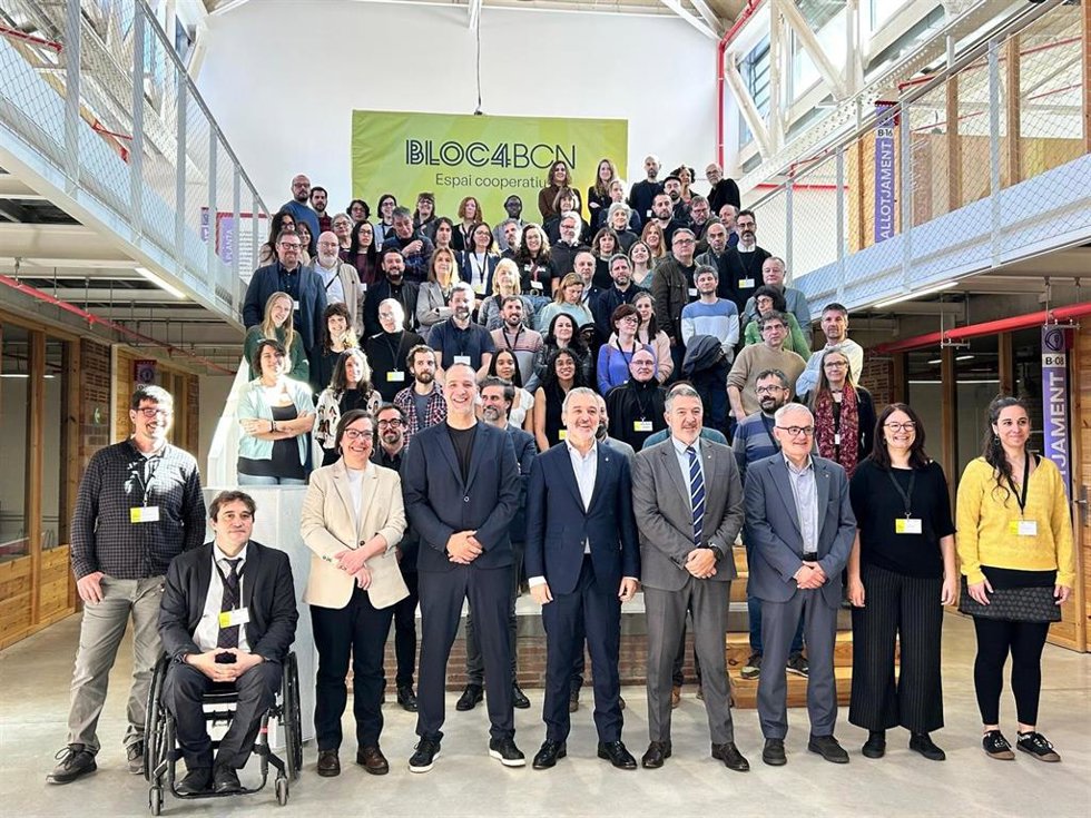 El alcalde de Barcelona, Jaume Collboni, y el conseller de Empresa y Trabajo, Miquel Smper, en el acto por el primer aniversario del espacio cooperativo Bloc4BCN.