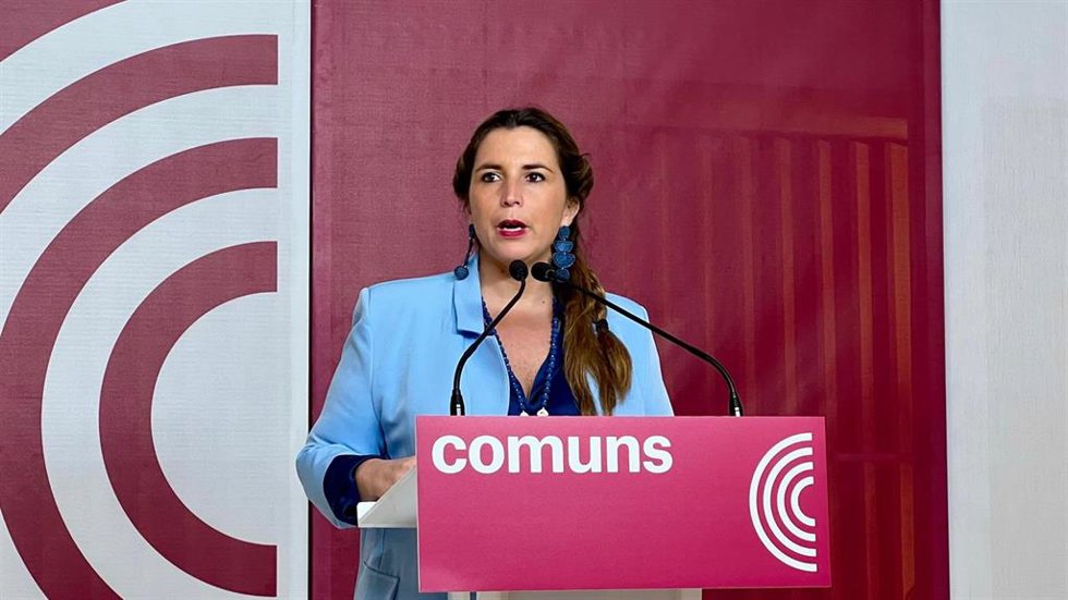 La coordinadora de los Comuns, Candela López, en una rueda de prensa desde la sede del partido