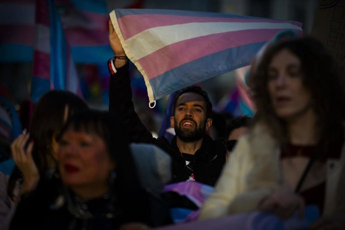 Decenas de personas durante una manifestación para denunciar los ataques a la comunidad trans a nivel internacional, desde la Plaza Pedro Zerolo hasta la Plaza de Callao, a 29 de marzo de 2025, en Madrid (España).