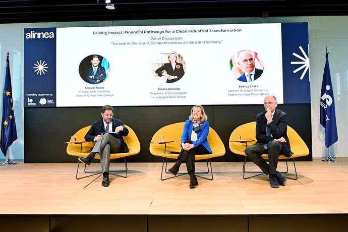 El rector internacional de IE University, Manuel Muñiz; la presidenta del Banco Europeo de Inversiones (BEI), Nadia Calviño; y el exprimer ministro italiano y decano de la Escuela de Política, Economía y Asuntos Internacionales, Enrico Letta.