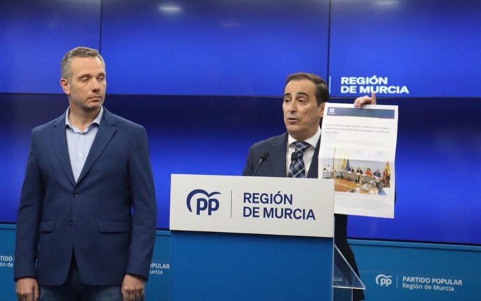 El vicesecretario de Política Municipal del Partido Popular en la Región de Murcia (PPRM), Víctor Manuel López Abenza, a la derecha, acompañado del portavoz del GPP, Joaquín Segado