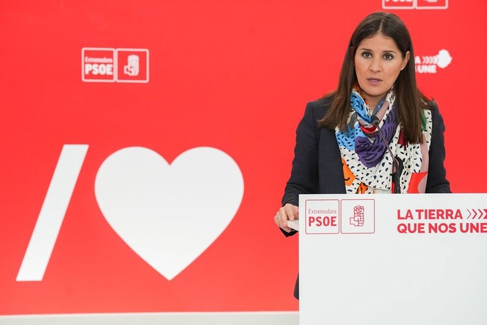 La portavoz del PSOE extremeño, Isabel Gil Rosiña, en rueda de prensa en Mérida