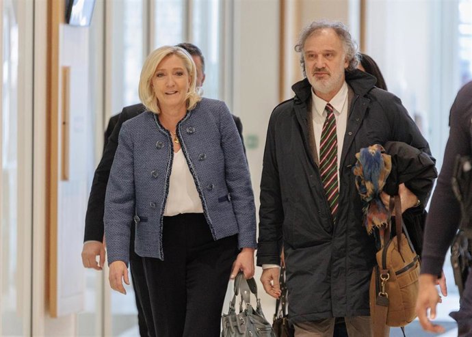 Marine le Pen, líder de Agrupación Nacional, llega al tribunal para la lectura de la sentencia por malversación de fondos