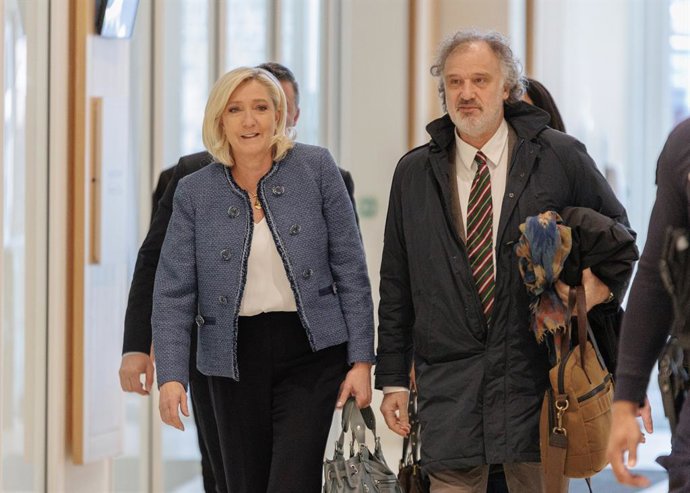 31 de março de 2025, França, Saint Ouen: Marine Le Pen, membro do Rally Nacional (RN), chega para seu julgamento por suspeita de apropriação indevida de fundos públicos europeus no tribunal de Paris. Le Pen e cerca de vinte outros líderes do partido são a