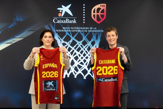 La directora de Comunicación y Relaciones Institucionales de CaixaBank, Maria Luisa Martínez Gistau, y la presidenta de la Federación Española de Baloncesto (FEB), Elisa Aguilar, han firmado la renovación del acuerdo de patrocinio