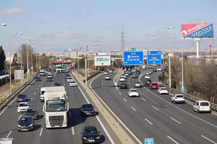 Archivo - Decenas de coches en la A-4, a 27 de diciembre de 2024, en Madrid (España). La segunda fase del dispositivo especial de la DGT con motivo de las fiestas navideñas comienza hoy, 27 de diciembre, y se prolongará hasta la medianoche del miércoles 1