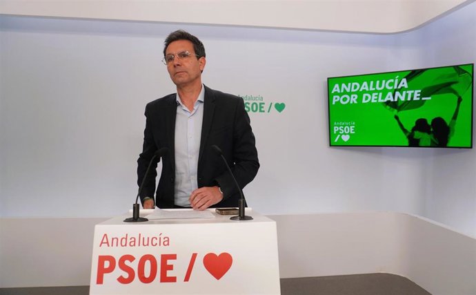 El portavoz del PSOE-A, Francisco Cuenca, en rueda de prensa en la sede del partido en Sevilla.