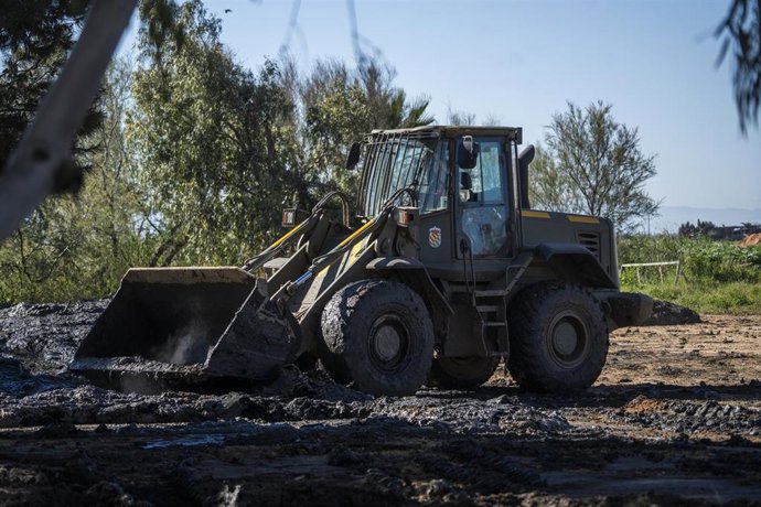 Trabajos de dragado de la acequia del Puerto de Catarroja afectado por la dana que realiza la Unidad Militar de Emergencias, a 26 de marzo de 2025, en Catarroja, Valencia, Comunidad Valenciana (España). La Unidad Militar de Emergencias (UME) inició el pas