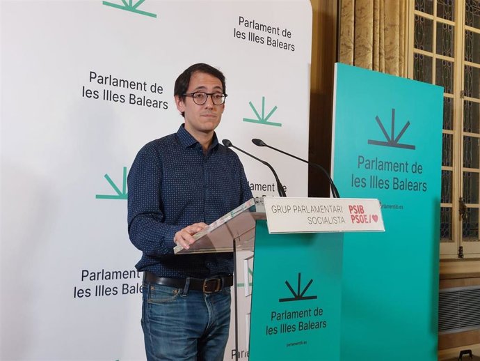 El portavoz parlamentario del PSIB-PSOE, Iago Negueruela, en rueda de prensa