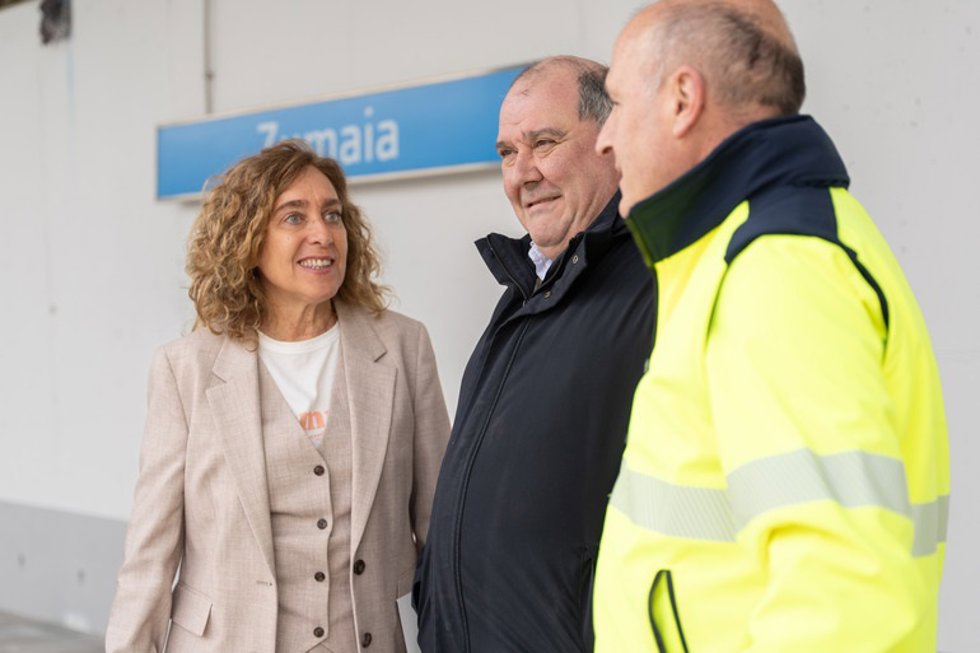 La diputada de Movilidad Sostenible, Susana García Chueca, visita la renovada estación de Zumaia
