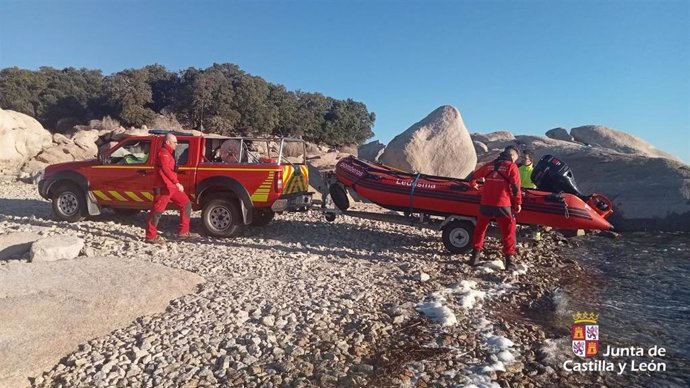 Efectivos de Protección Civil en el dipositivo para localizar a un desaparecido en la presa de La Almendra.