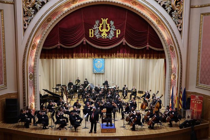 El Ayuntamiento de Llíria y Huadong Musical Instrument donan 200 instrumentos de cuerda a entidades musicales afectadas por la dana