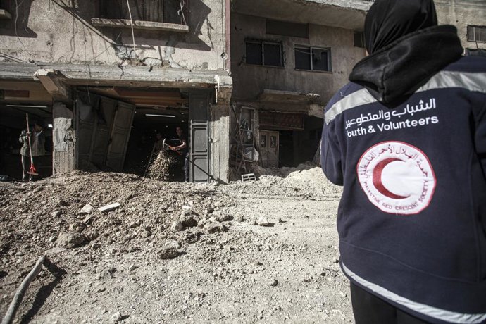 Archivo - Arquivo - 9 de janeiro de 2025, Tulkarm, Cisjordânia, Palestina: Voluntários do Crescente Vermelho palestino verificam os cidadãos palestinos em um mercado depois que as forças israelenses invadiram o campo de refugiados de Tulkarm, na Cisjordân