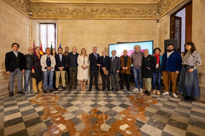Foto de familia, con el acalde de Sevilla en el centro, tras la presentación del 'Premio de Pintura Ciudad de Sevilla', en un acto celebrado en la Casa Consistorial.