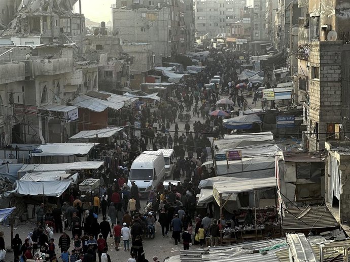 29 de março de 2025, Territórios Palestinos, Khan Yunis: Palestinos fazem compras antes do Eid al-Fitr em um mercado montado entre os escombros de edifícios destruídos por ataques aéreos israelenses em Khan Yunis. Foto: Doaa El-Baz/APA Images via ZUMA Pre