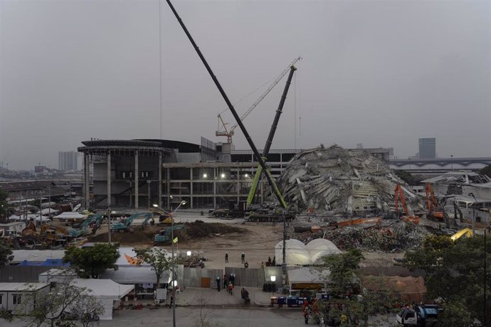 31 March 2025, Thailand, Bangkok: A General view of the site of a building that collapses following an earthquake in Bangkok. 