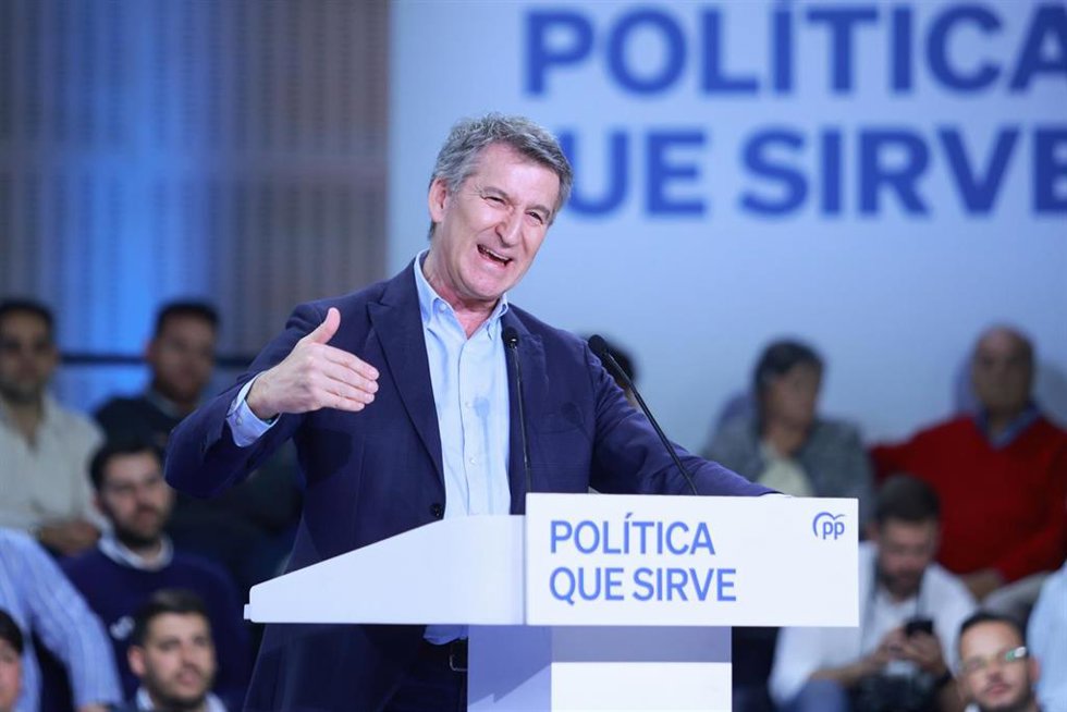 El presidente nacional del PP, Alberto Núñez Feijóo, interviene  durante la clausura de la 27 Interparlamentaria del PP. A 30 de marzo de 2025, en Sevilla (Andalucía , España).
