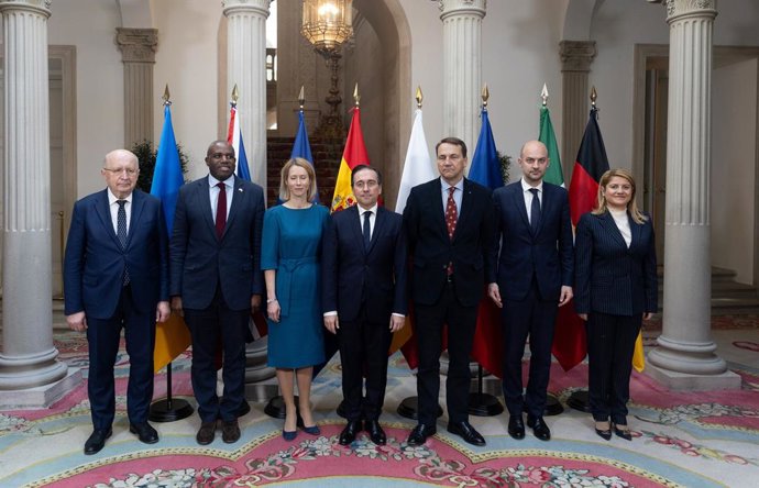 Foto de familia con los ministros de Asuntos Exteriores de Reino Unido, David Lammy, España, José Manual Albares, Polonia, Radoslaw Sikorski, Francia, Jean-Noël Barrot, e Italia, y la Alta  representante de la Unión para Asuntos Exteriores y Política de S