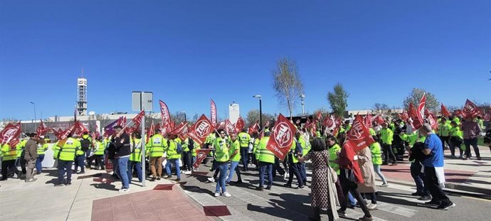 Trabajadores de emergencias sanitarias a las puertas del Hospital Universitario de Toledo