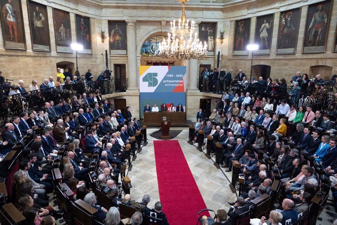 El Parlamento Vasco homenajea en la Casa de Juntas de Gernika a los primeros parlamentarios por su 45 aniversario