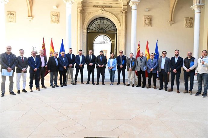 El presidente de la Comunidad, Fernando López Miras, recibe en el Palacio de San Esteban a la junta rectora del Sindicato Central de Regantes del Acueducto Tajo-Segura (Scrats), con motivo del 46 aniversario del trasvase.